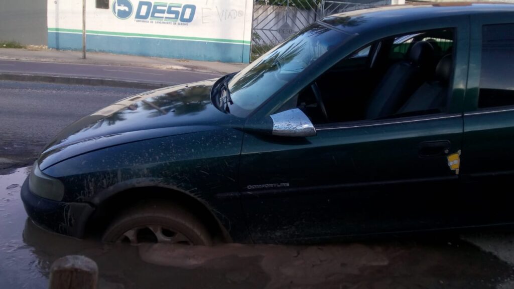 Asfalto cede e carro cai em buraco na Avenida Tancredo Campos veja video