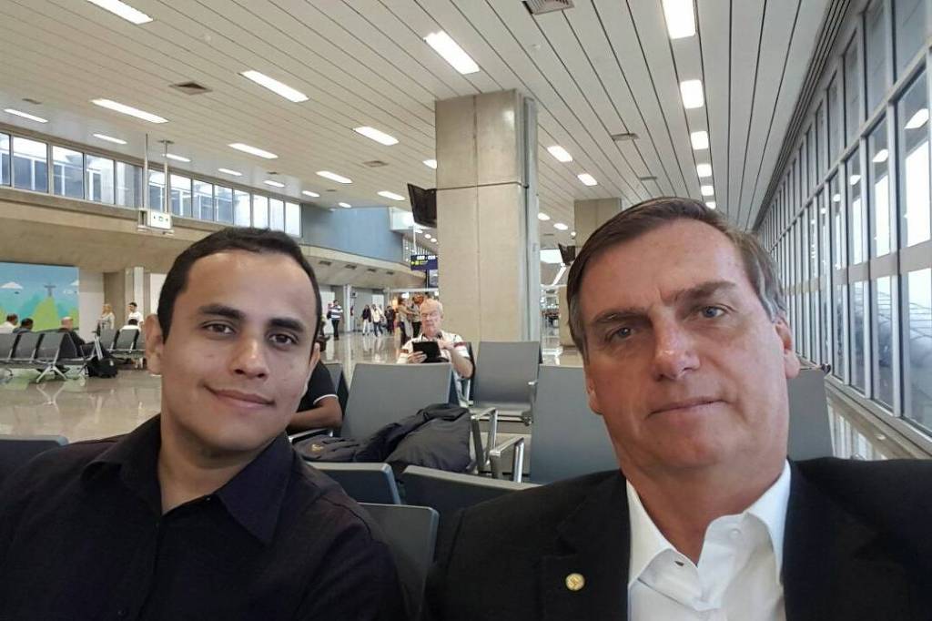Assessor de Bolsonaro passava informações do Planalto a blogueiros, diz jornal 1 Assessor de Bolsonaro passava informacoes do Planalto a blogueiros diz jornal