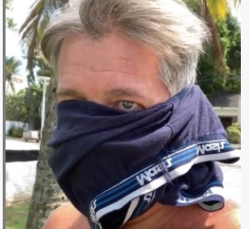 Ator se revolta com prorrogacao de quarentena e usa cueca como mascara
