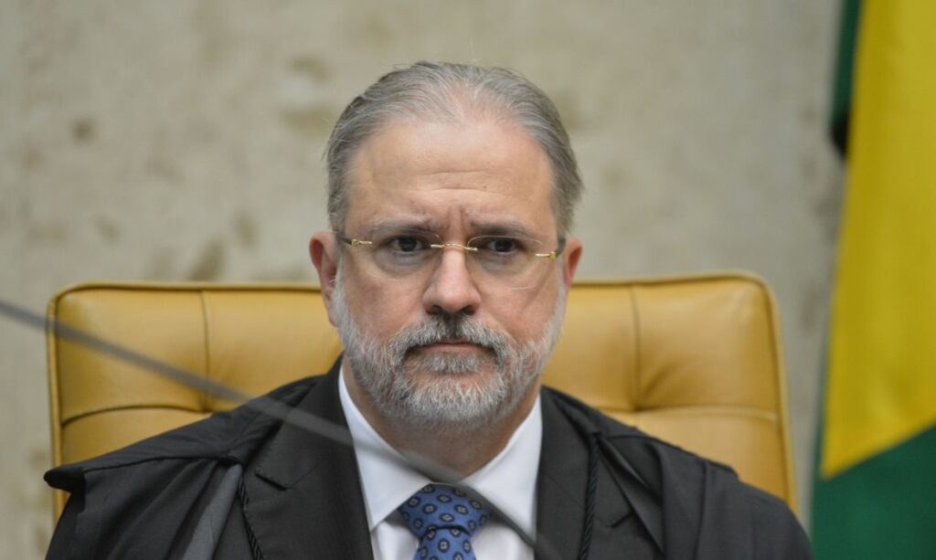Augusto Aras diz que faltam provas de que Abin ajudou Flavio Bolsonaro no caso das rachadinhas