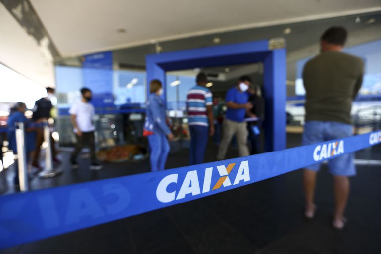 Auxilios emergenciais evitaram pobreza de 23 milhoes de pessoas que vivem nas metropoles diz pesquisa