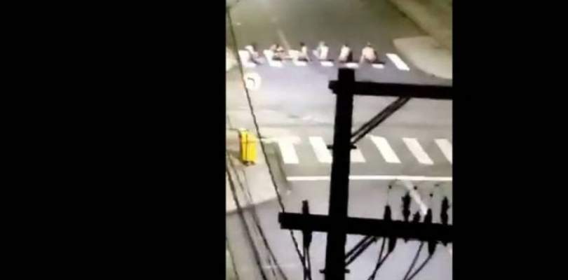 Bandidos deixam cidade sitiada durante assalto em SC videos mostram momentos de terror