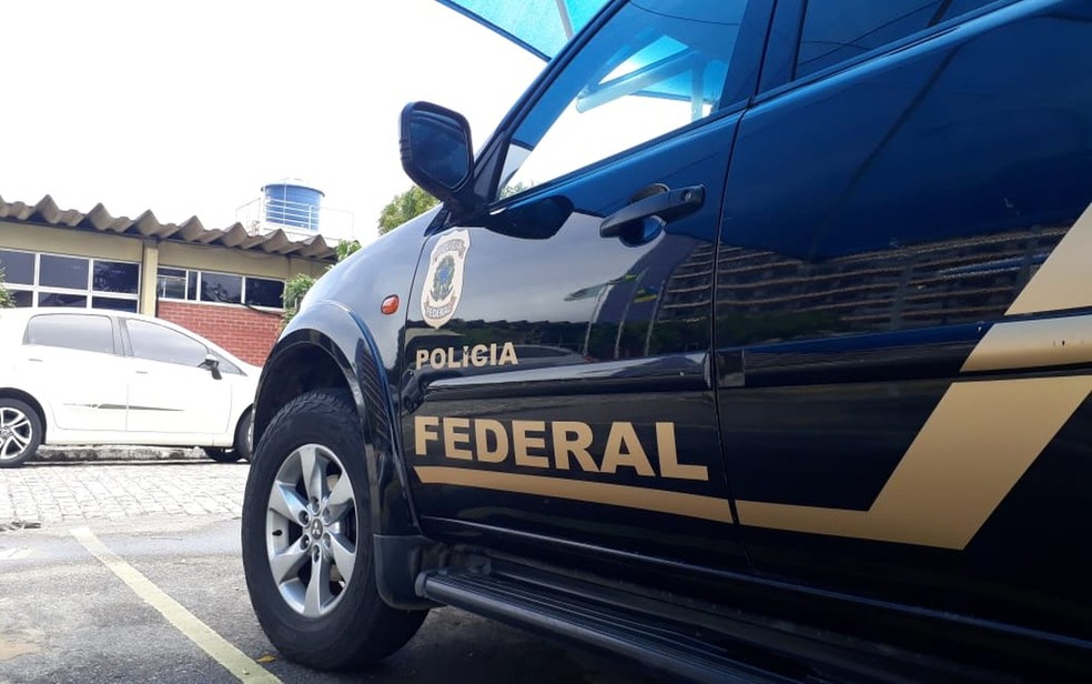 Barco pesqueiro e apreendido com oito toneladas de cigarro na divisa entre Sergipe e Bahia