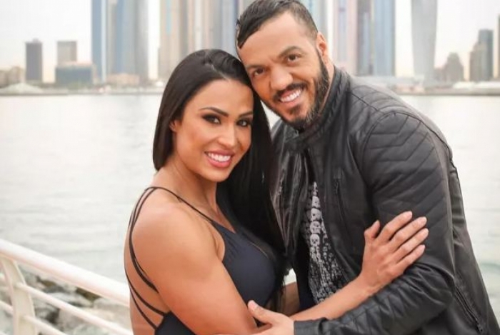 Belo e Gracyanne Barbosa posam em ensaio sensual de natal veja fotos