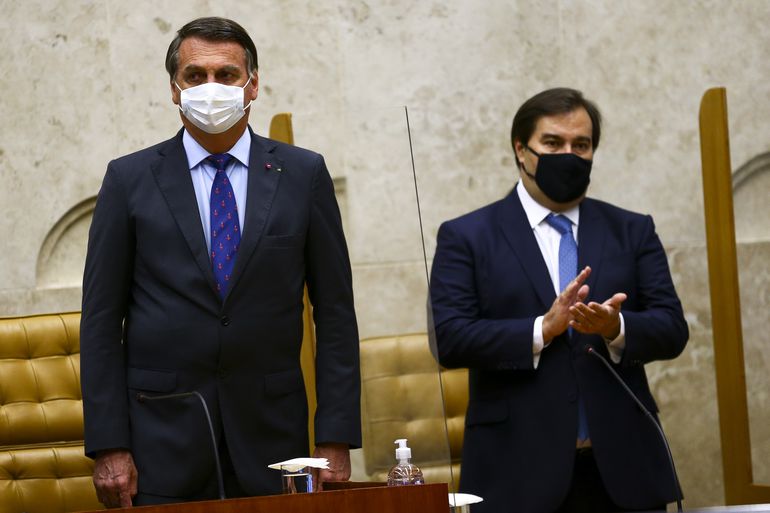 Bolsonaro diz que Bolsa Familia nao tera 13o por culpa de Maia que rebate Mentiroso