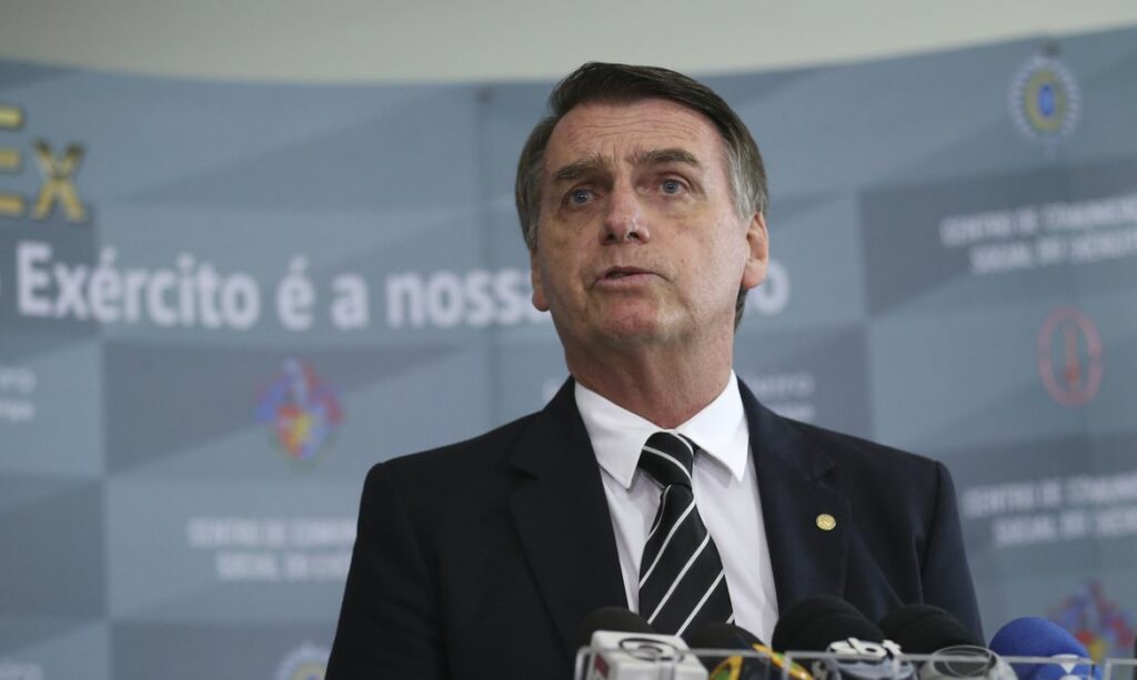 Bolsonaro incita policiais militares contra imprensa
