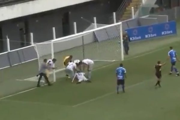 Bolsonaro marca gol e cai de cara no chao em jogo beneficente na Vila Belmiro veja video
