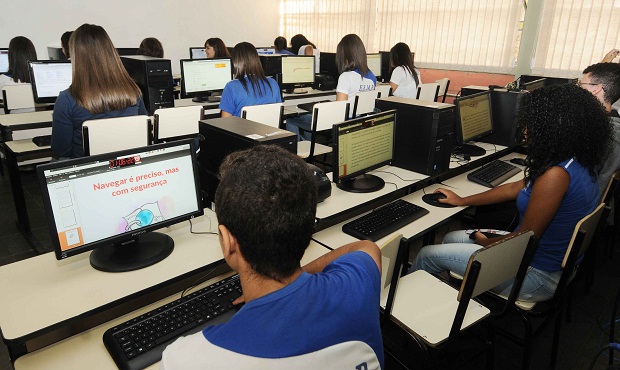 Bolsonaro veta recursos para banda larga em escolas publicas ate 2024 Fust acumula cerca de R 22 bi