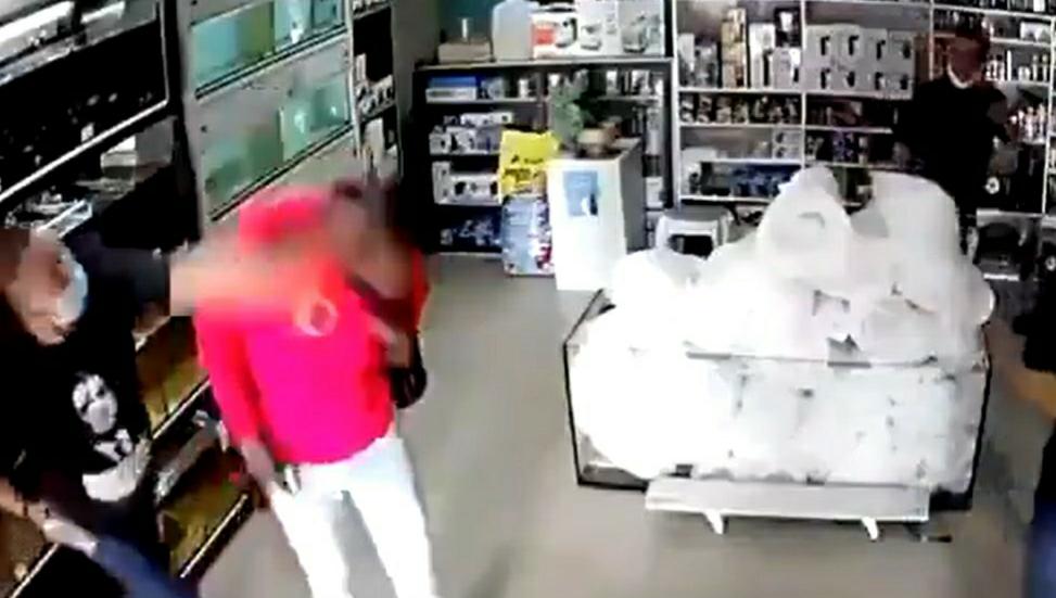 Bombeiro armado agride homem negro apos ser acusado de assedio contra mulher
