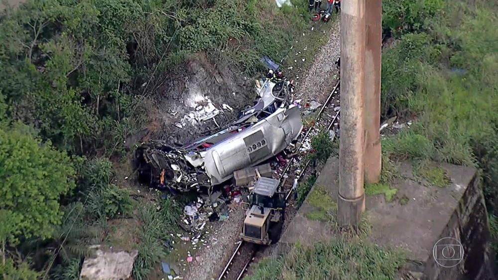 Bombeiros confirmam morte de 17 pessoas apos onibus cair de viaduto em Minas
