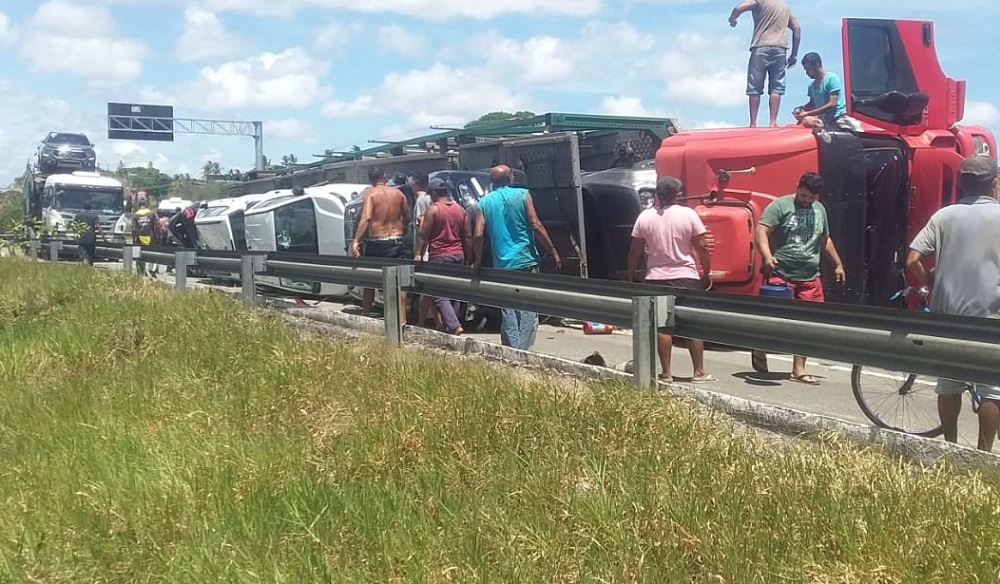 Caminhao cegonha tomba em trecho da BR 101 em Sergipe