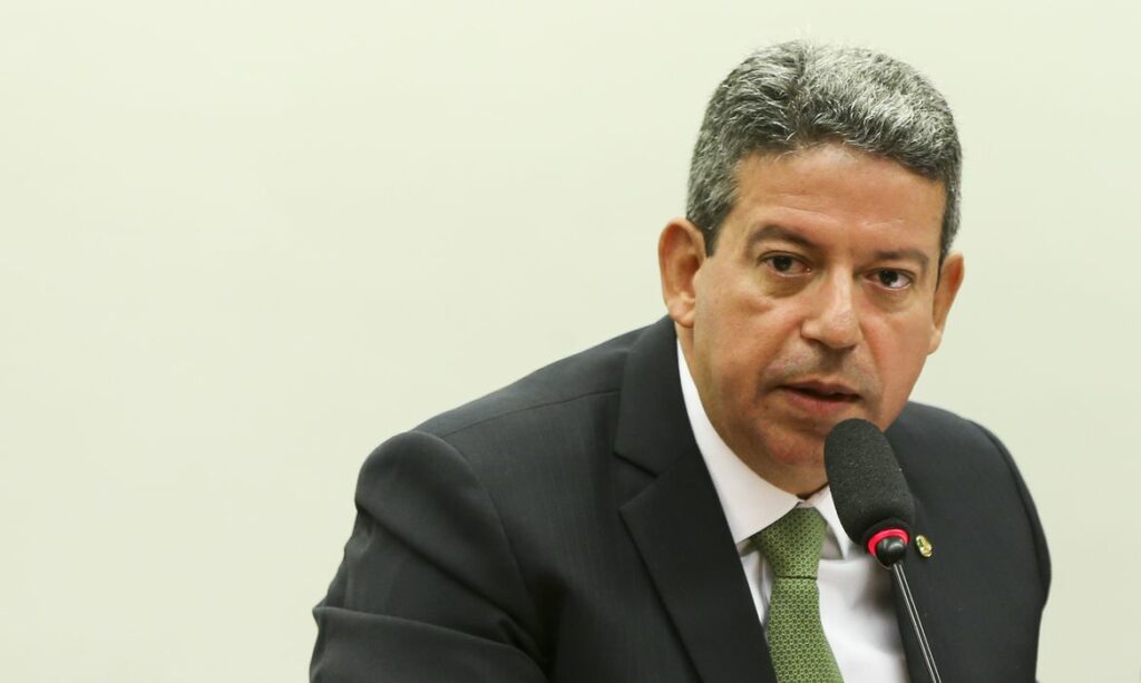 Candidato a presidencia da Camara Lira conversa com investidores e faz aceno a oposicao