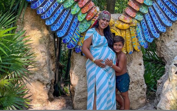 Cantora Simone exibe barrigao de cinco meses em foto ao lado do filho