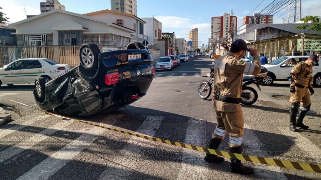 Carro capota apos se envolver em colisao com outros dois veiculos no Centro de Aracaju