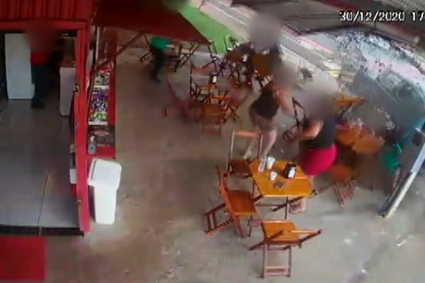 Carro invade lanchonete atropela clientes e mata pastor de 28 anos em Sao Paulo veja video