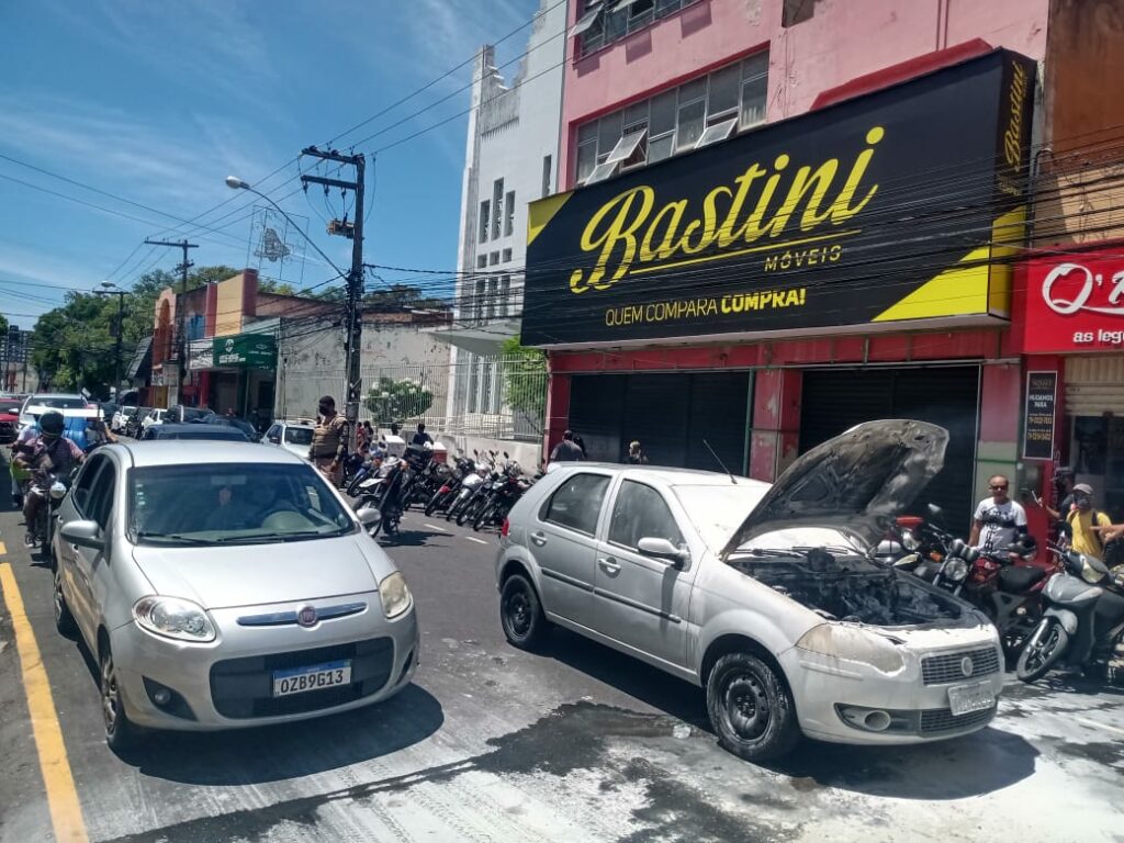 Carro-pega-fogo-no-meio-da-rua-no-Centro-de-Aracaju-nesta-terça-29
