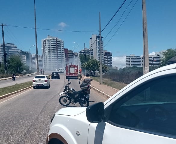 Chamas atingem matagal proximo ao Shopping RioMar