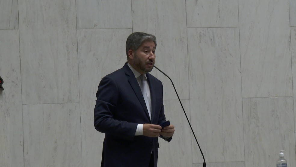 Cidadania afasta Fernando Cury apos parlamentar passar mao no seio de deputada em sessao