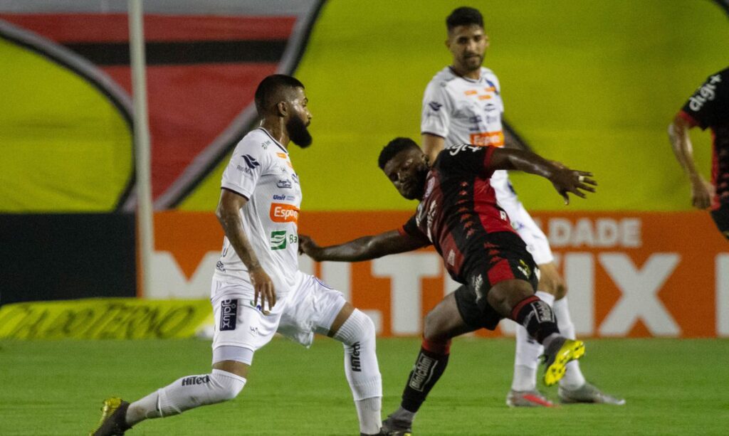 Confianca supera Vitoria por 3 a 2 na Serie B na casa do adversario