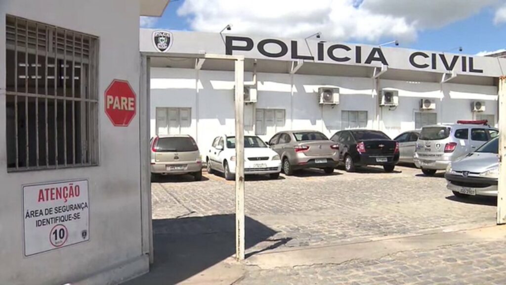 Criancas negras sao agredidas e uma fica com orelha deformada ao tentar vender doces em restaurante