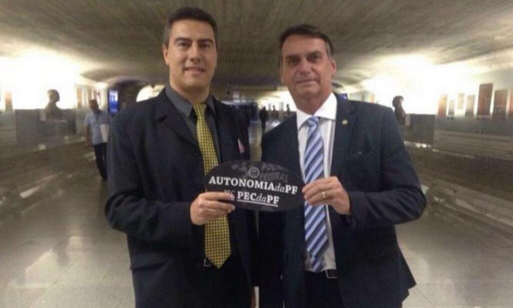 Delegado da PF que isentou Flavio contratou namorada para fornecer cestas para associacao da categoria diz colunista