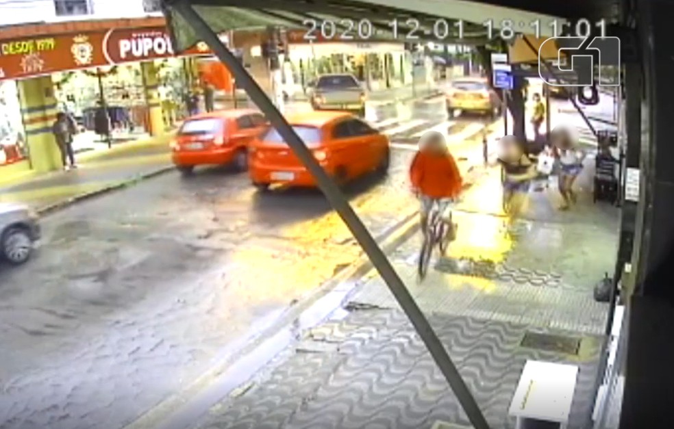 Em assalto mulher consegue recuperar celular apos bater ladrao com guarda chuva veja video