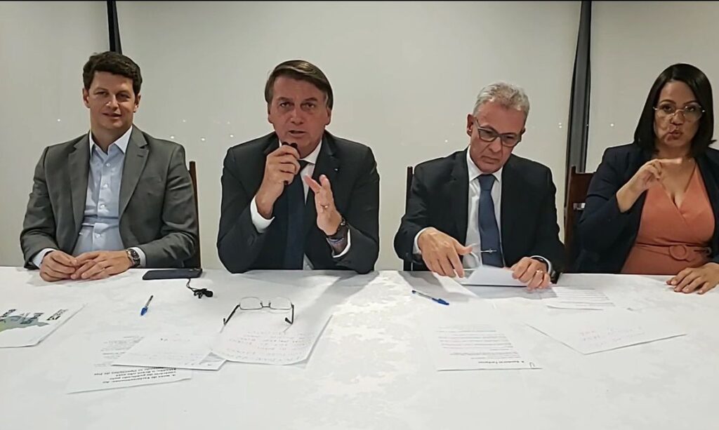 Em-live-Bolsonaro-pede-que-população-economize-energia-elétrica