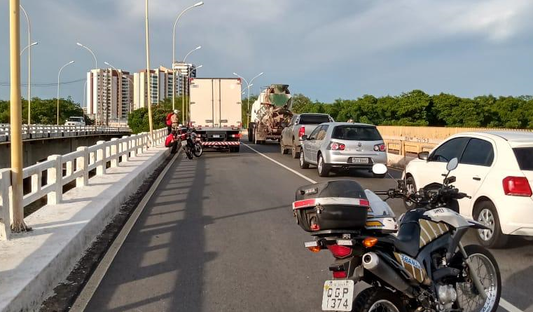 Engavetamento envolvendo quatro veiculos deixa transito em meia pista na Avenida Beira Mar