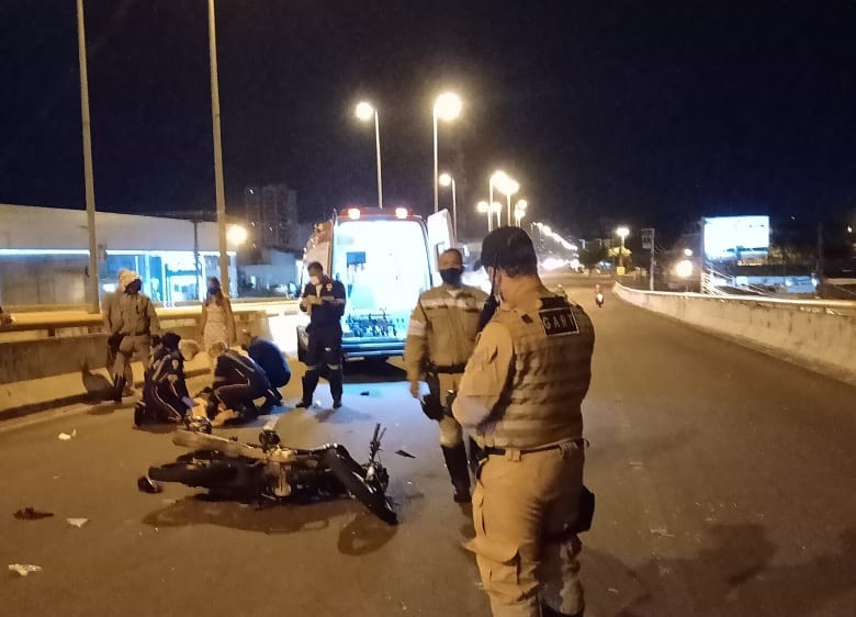 Escada se desprende de veiculo e atinge motociclista no viaduto Marcelo Deda