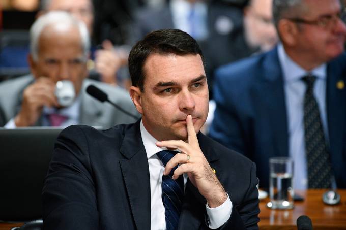 Flavio Bolsonaro recebeu relatorios clandestinos das maos do chefe da Abin diz site