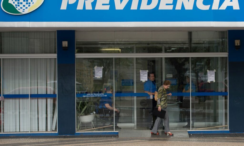 Governo-estuda-antecipar-13º-de-aposentados-caso-auxílio-emergencial-chegue-ao-fim-diz-jornal