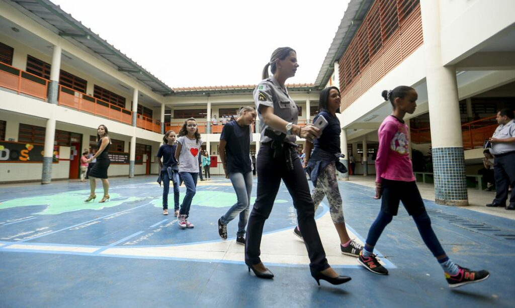 Governo-prevê-adesão-de-54-escolas-ao-modelo-cívico-militar-em-2021