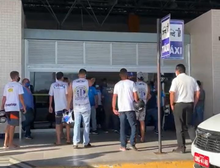 Grupo de torcedores protesta e agride jogador do Confianca durante desembarque em aeroporto de Aracaju veja video