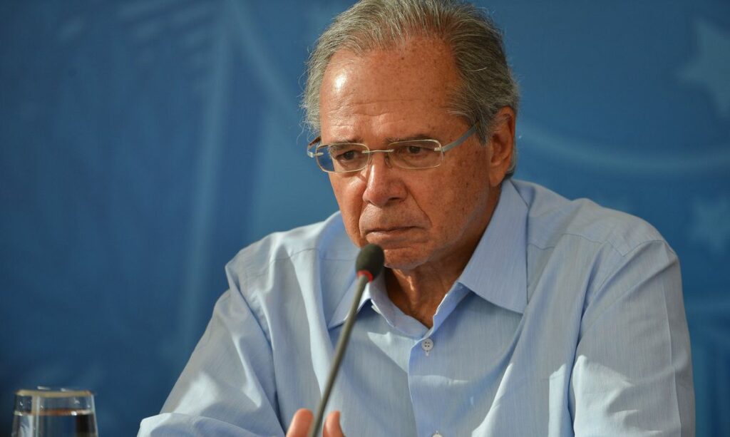 Guedes adia ferias em meio ao conflito entre Bolsonaro e Maia sobre pagamento do 13° do Bolsa Familia.