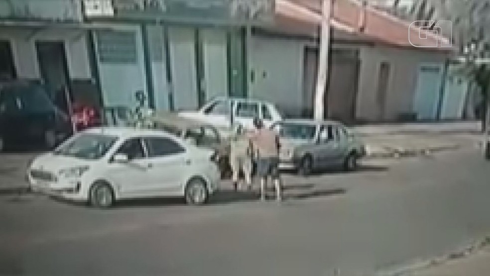 Homem da chute no peito de uma mulher apos briga de transito em Sao Paulo