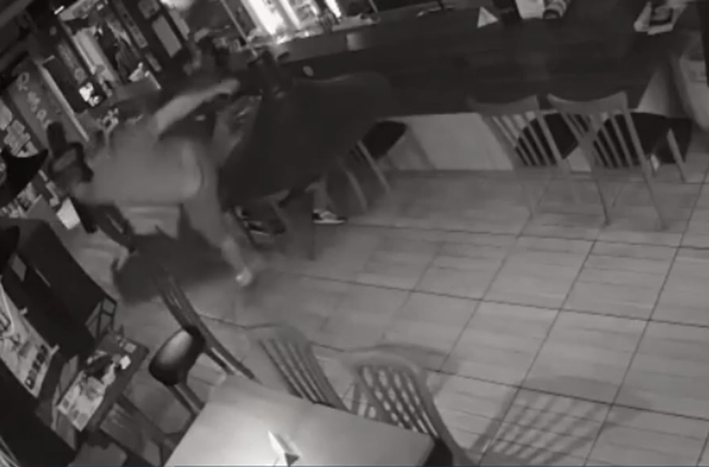 Homem tosse e e agredido dentro de restaurante por cliente que o acusa de ter covid 19 veja video