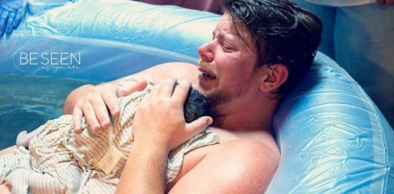 Homem trans da a luz em parto na agua veja video