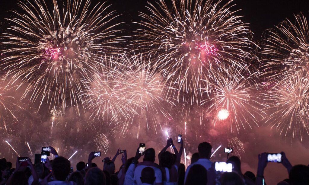 Infectologistas preveem ‘bomba relogio de casos de covid 19 por falta de restricoes em festas de Natal e Ano Novo no Brasil