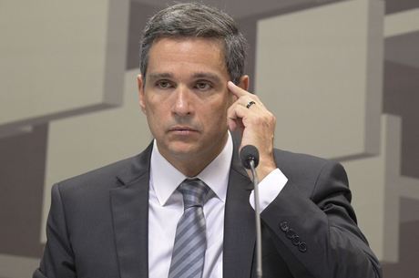 Investir em vacinas e mais barato que prolongar auxilio diz presidente do BC