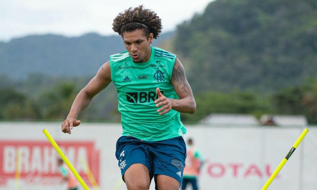 Jogador do Flamengo sofre lesao na coxa direita