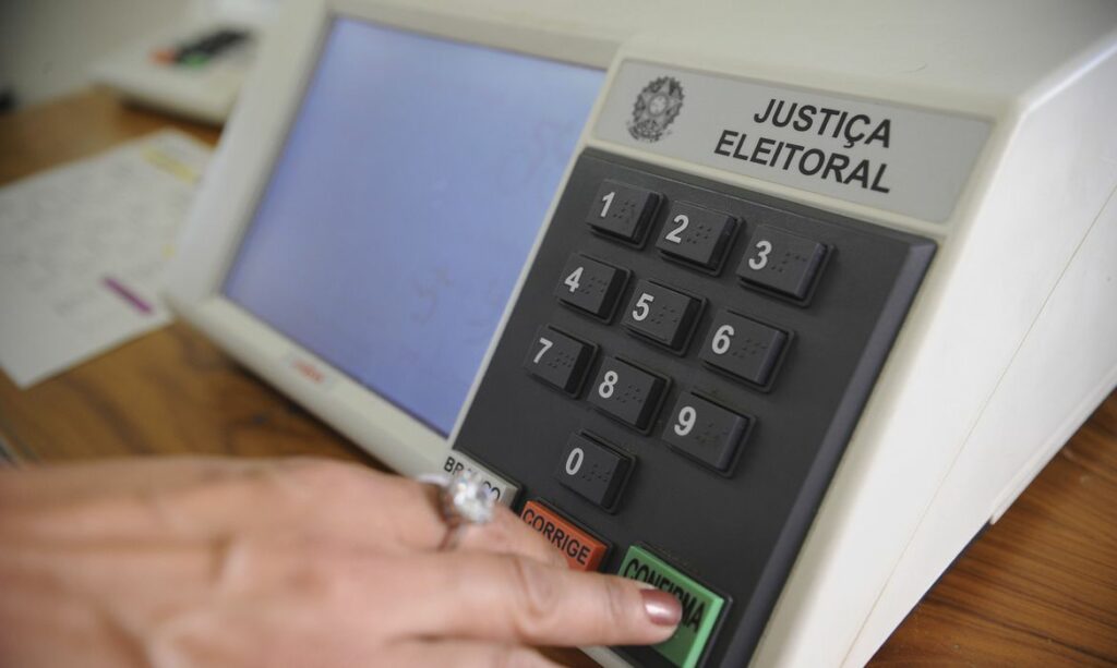 Maioria dos brasileiros e contraria ao voto obrigatorio no pais aponta pesquisa Datafolha