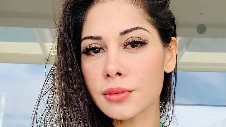 Mayra Cardi tira calcinha para ensinar como ter postura em fotos veja video
