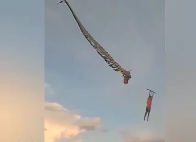 Menino e arrastado por pipa e cai de uma altura de cerca de nove metros na Indonesia