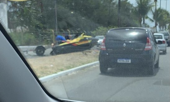 Moto aquatica se desprende de carro em Aracaju e deixa duas pessoas feridas