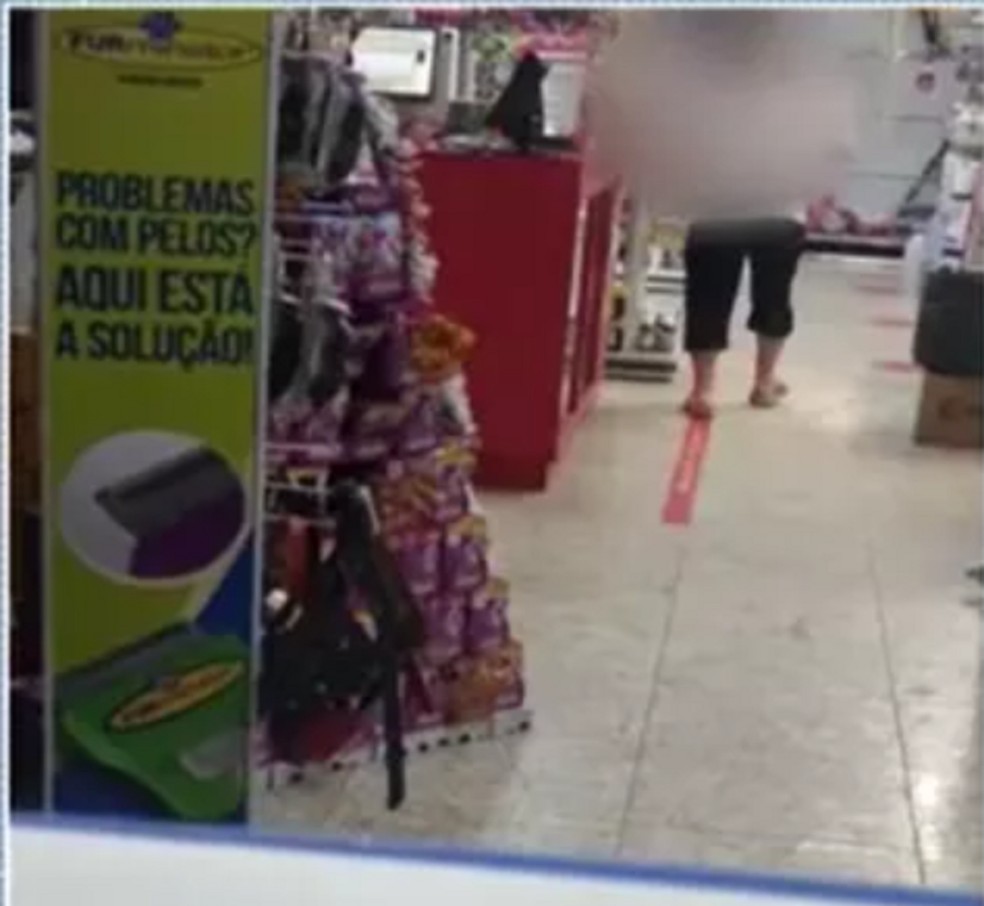 Mulher chama atendente de macaca e diz a policial que esta falando com uma juiza afirma vitima