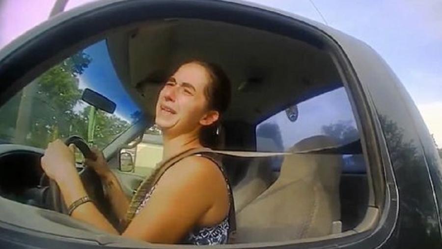 Mulher-pede-para-fazer-cocô-no-carro-da-polícia-após-ser-presa-em-perseguição-nos-EUA