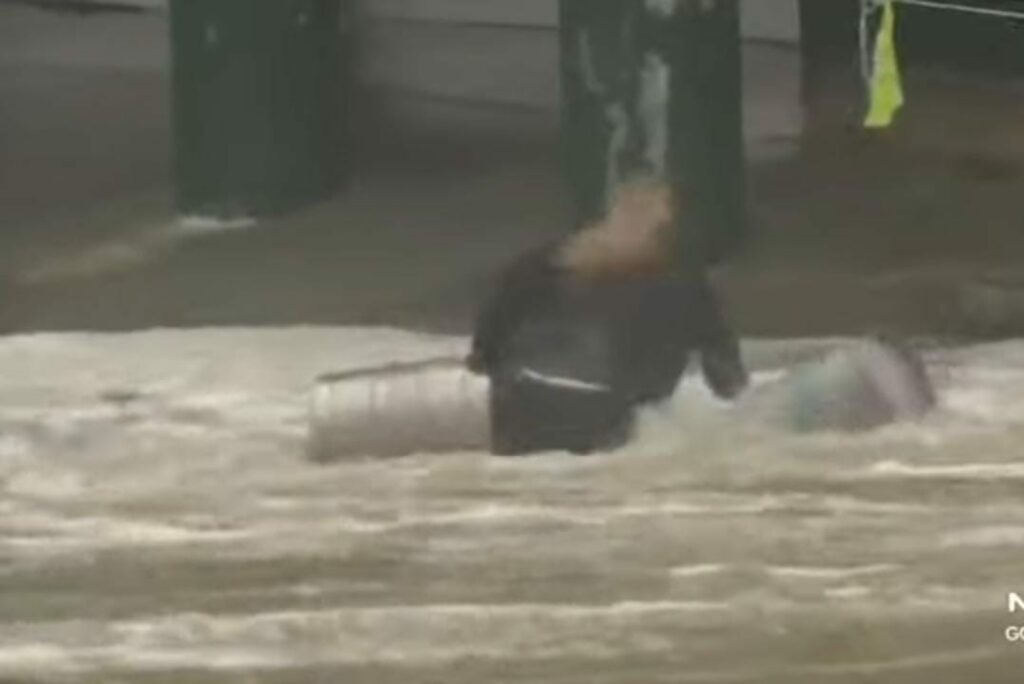 Mulher se joga ao mar para salvar barris de cerveja levados durante tempestad