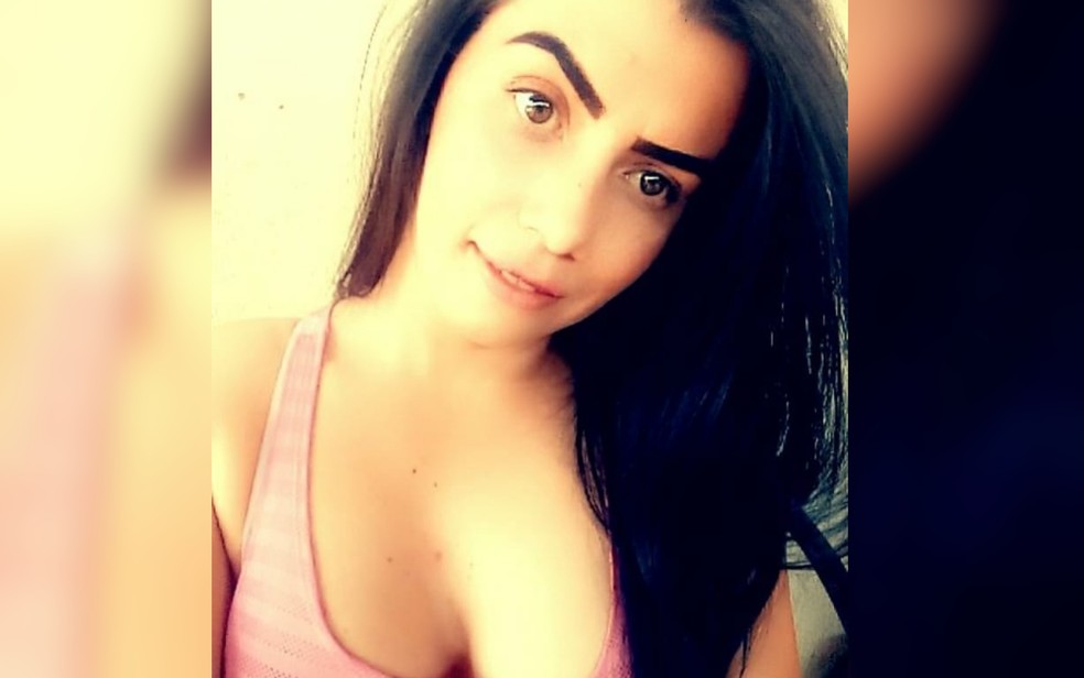 Mulher-trans-tenta-conseguir-cirurgia-para-retirar-silicone-que-desceu-do-bumbum-aos-pés-em-GO