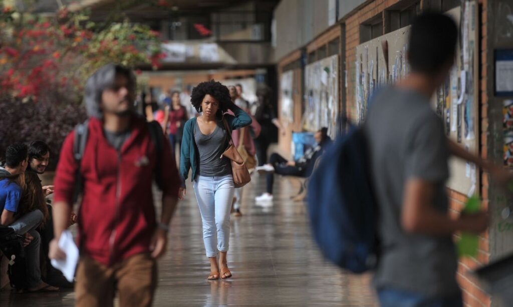 Negros sao minoria no servico publico federal e ocupam apenas 15 dos cargos mais altos diz jornal