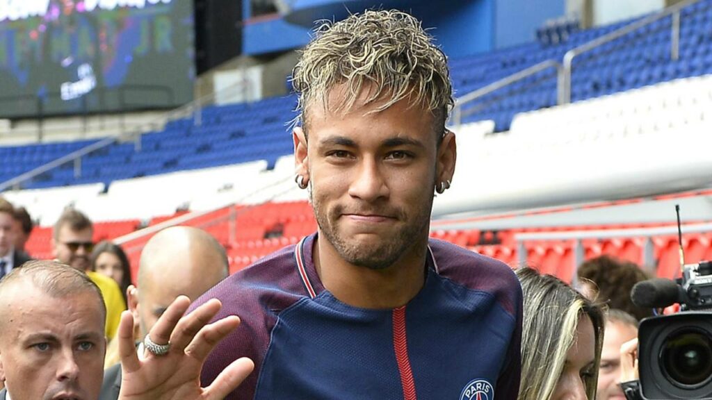 Neymar faz festa de cinco dias mas proibe celulares